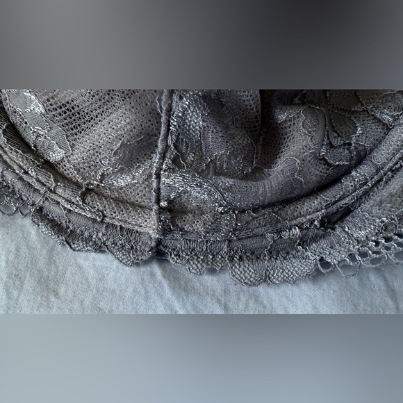Victoria’s Secret Gray Lace Bra SZ 38DD - Picture 5 of 13